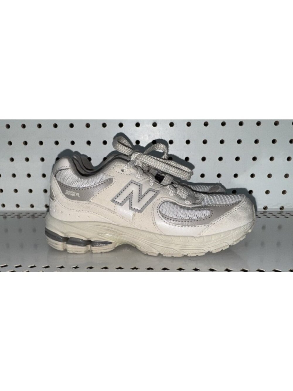 New Balance 2002R Boys Youth Suede Athletic Shoes Sneakers Size 13 Cream